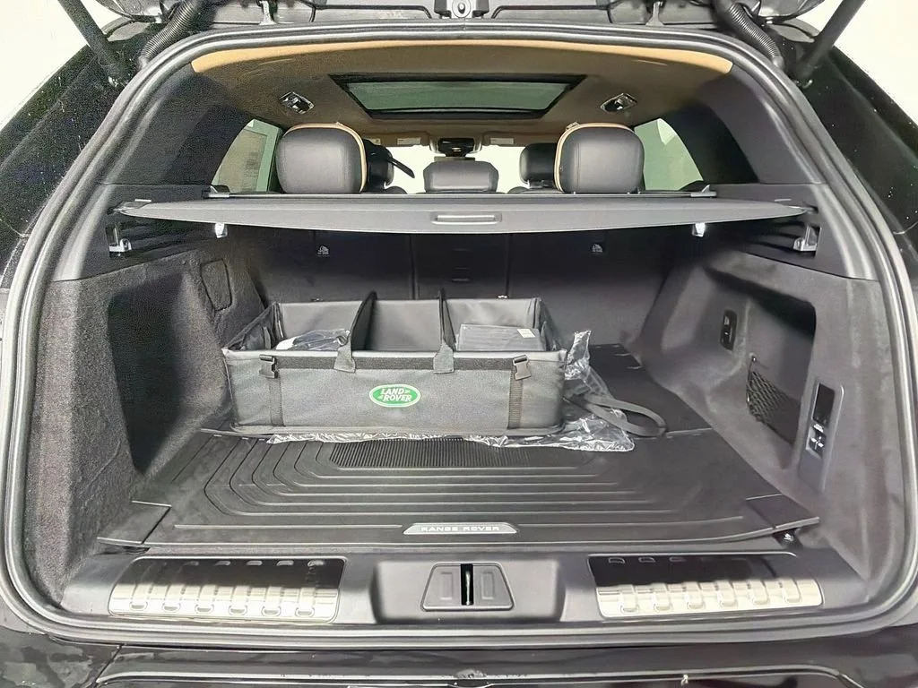 New 2026 Santorini Black LAND ROVER Dynamic SE image 28