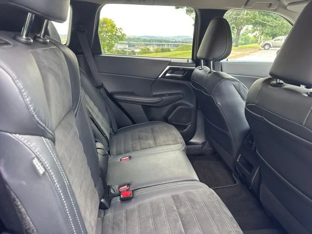 Used 2023 Silver Mitsubishi SE image 11