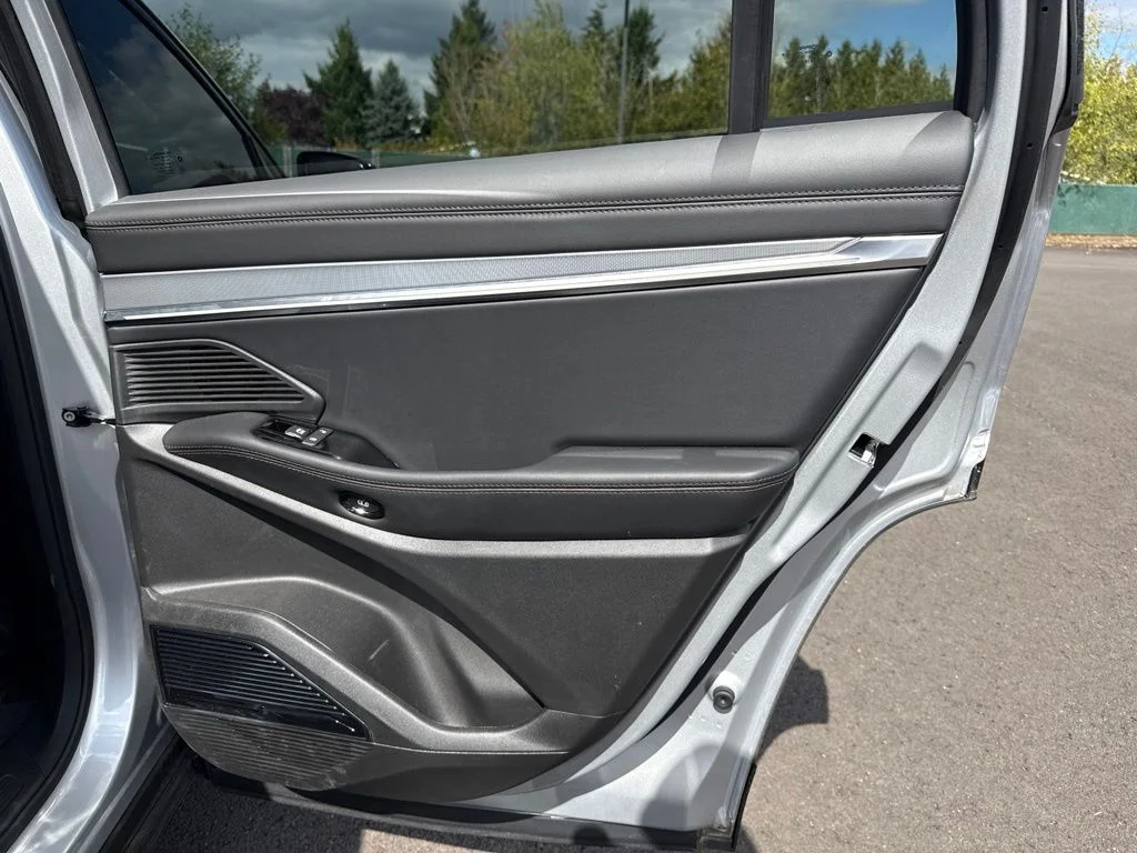 Used 2025 Silver Zynith Clearcoat Jeep Limited image 24