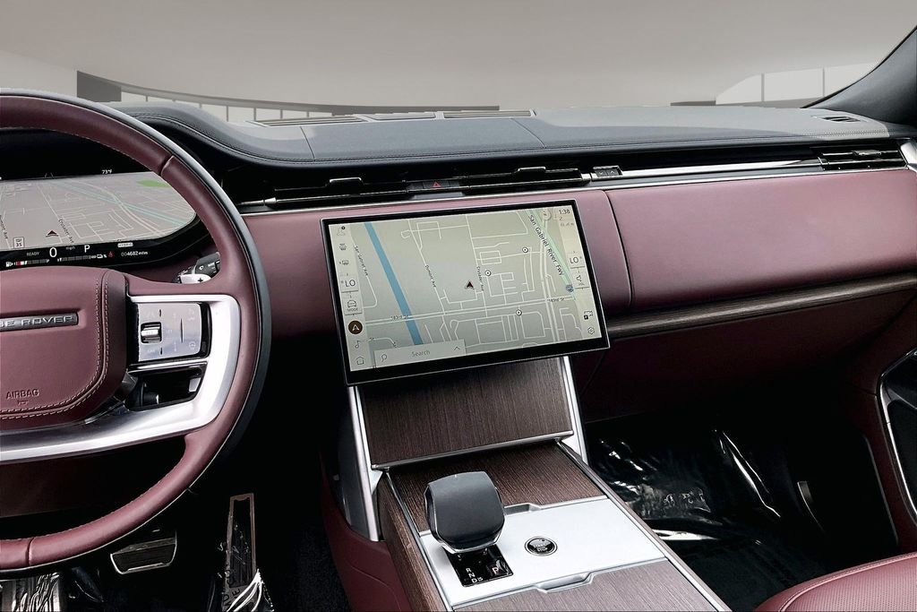 Certified Used 2025 Fuji White Land Rover SE image 9