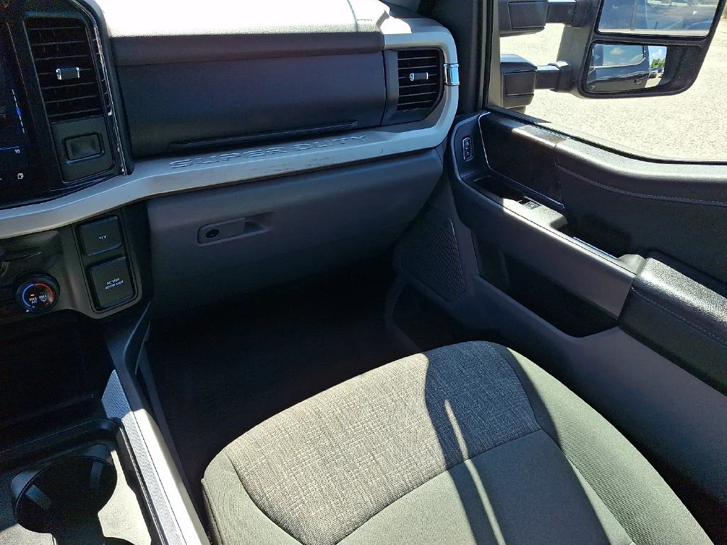 Used 2023  Ford XL image 17