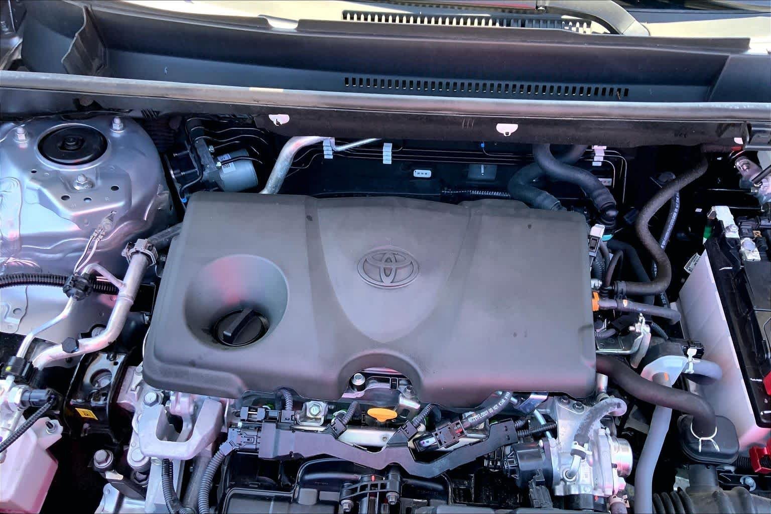 Used 2025 Silver Sky Metallic Toyota XLE image 30