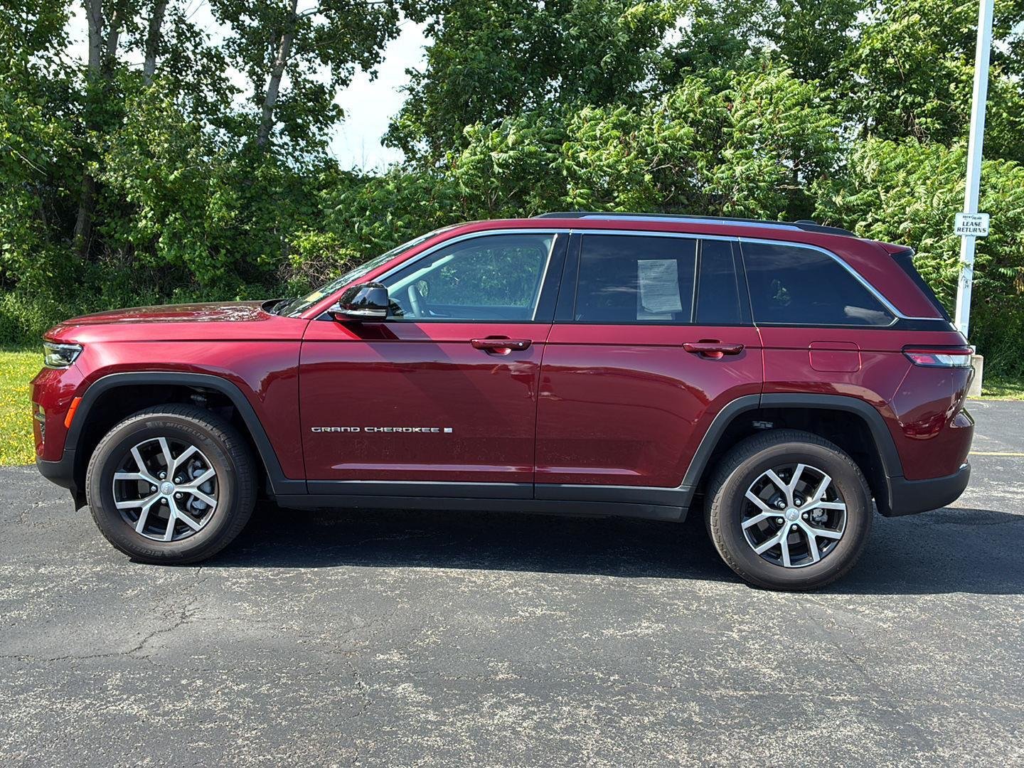 Used 2023  Jeep  image 11