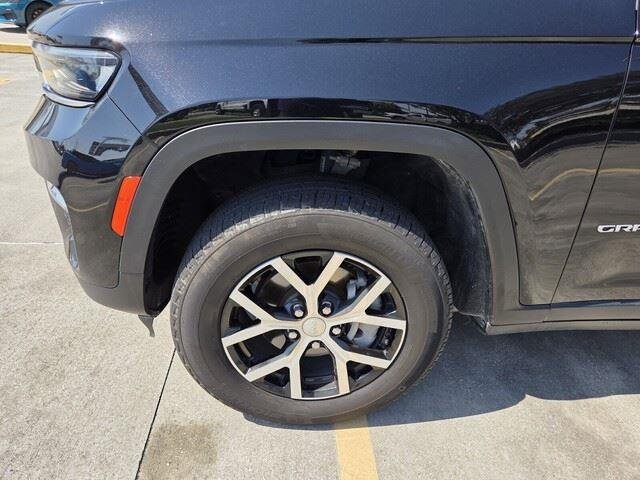 Used 2024 Diamond Black Crystal Pearlcoat Jeep Limited image 11