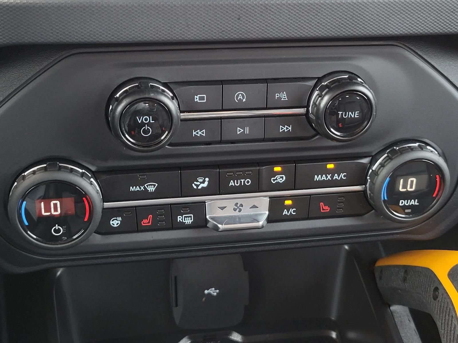 Used 2024 Oxford White Ford Badlands image 26