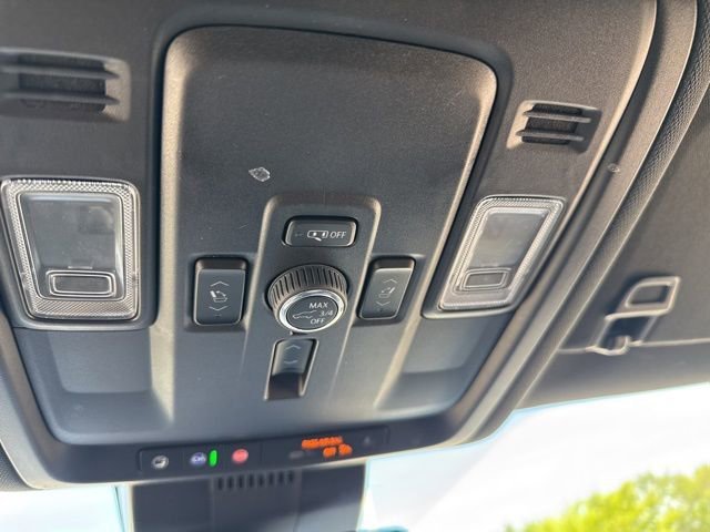Used 2025 Onyx Black GMC Elevation image 34