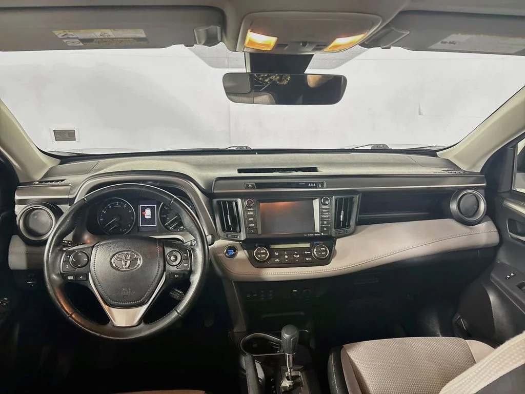 Used 2018 Silver Sky Metallic Toyota XLE image 12