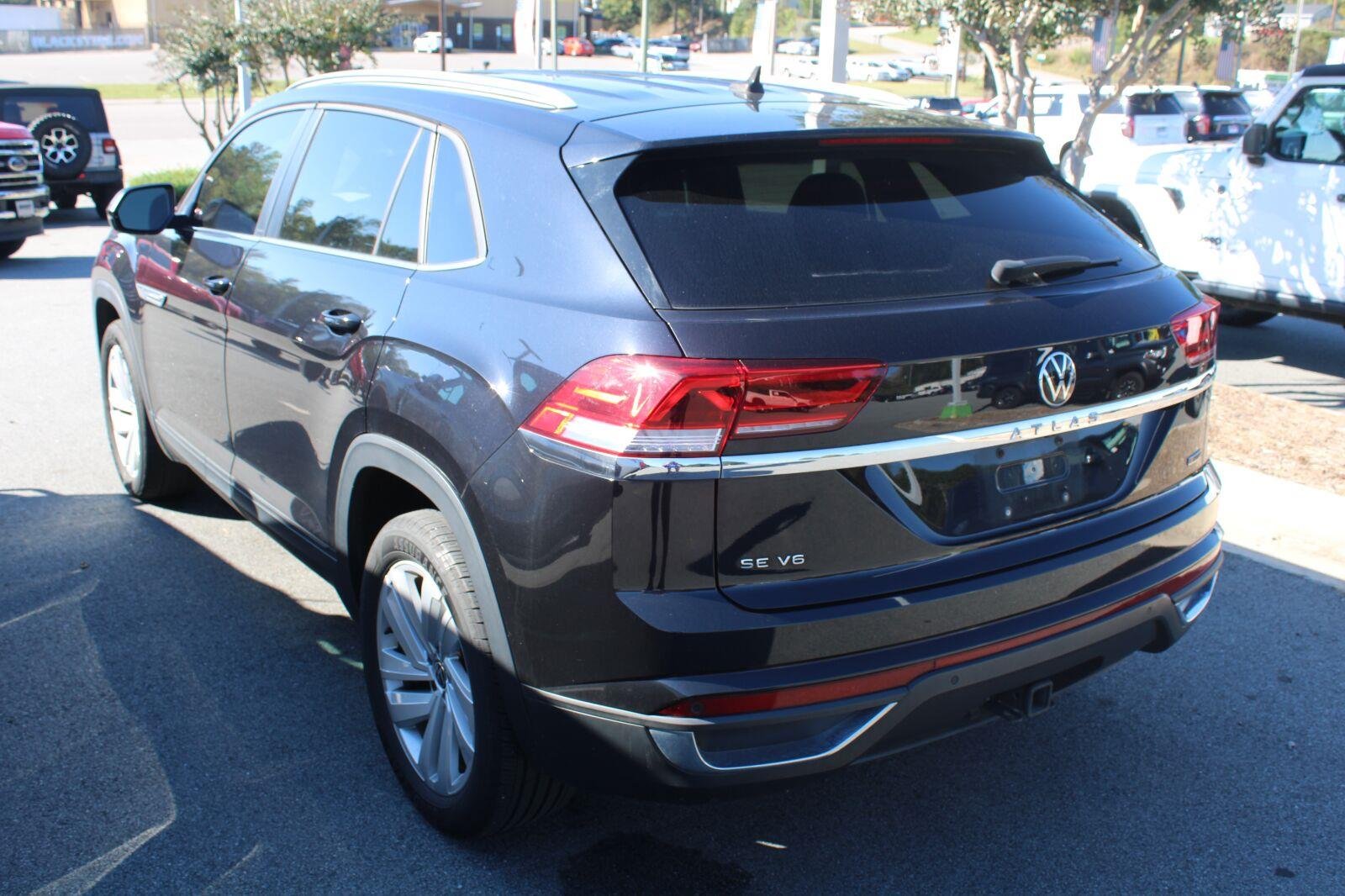 Used 2022 Deep Black Pearl Volkswagen 3.6L V6 SE w/Technology image 8