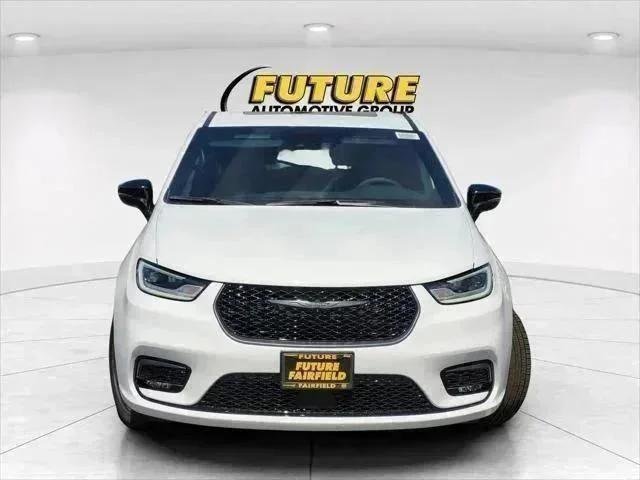 New 2026 Bright White Clear-Coat Exterior Paint Chrysler Limited image 2