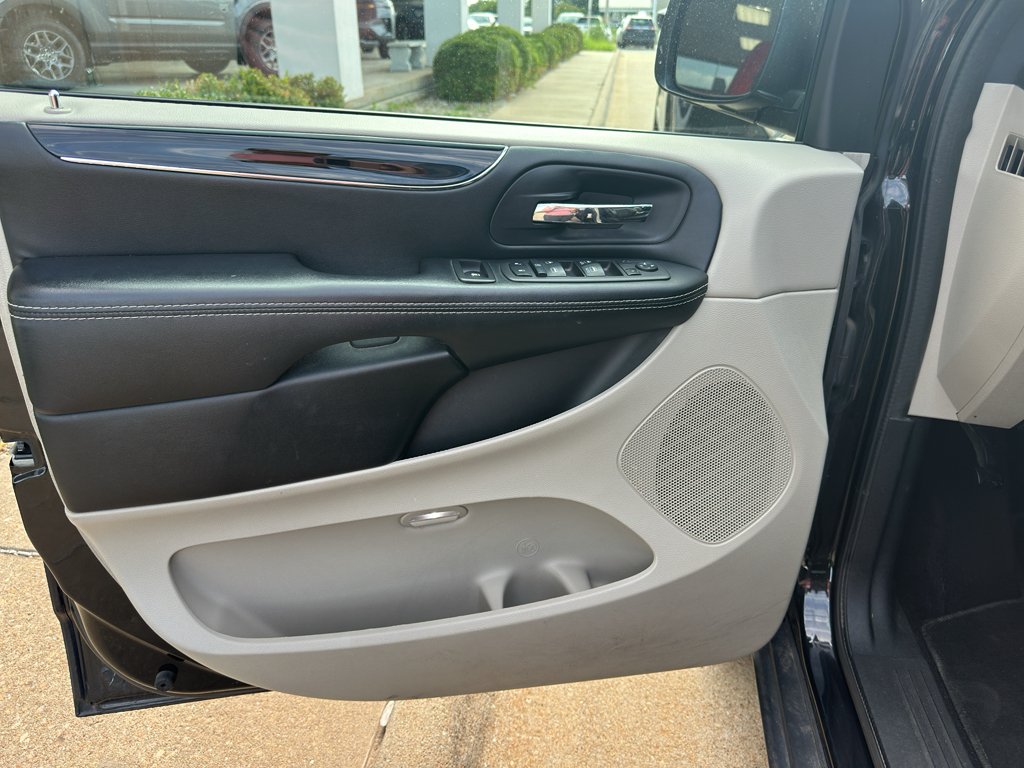 Used 2019 Black Onyx Crystal Pearlcoat Dodge SXT image 16
