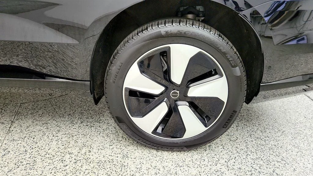 Used 2025 Onyx Black Metallic Volvo Twin Motor Performance Plus 6-Seater w/ Panoramic Roof image 9