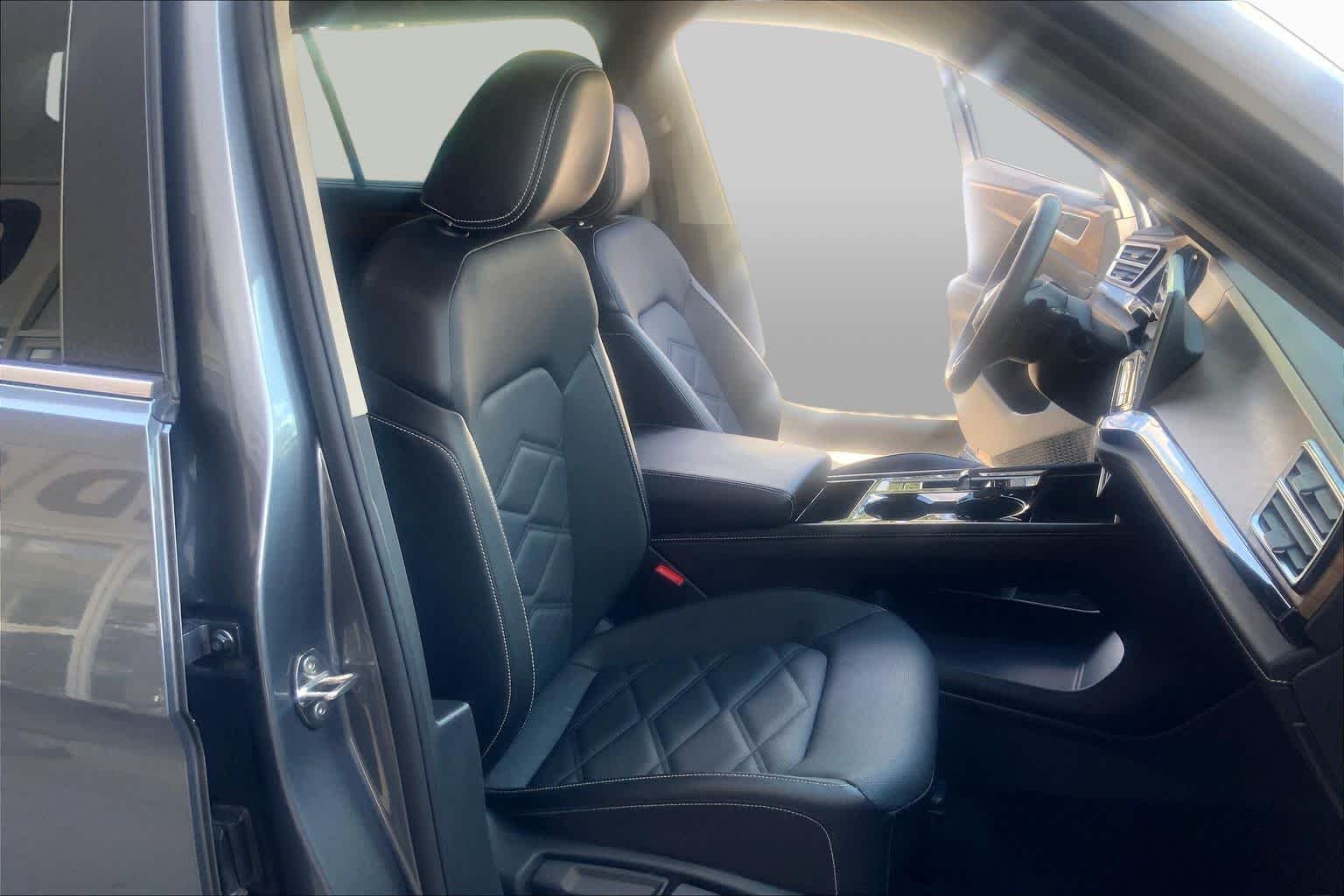 Used 2025 Pure Gray Volkswagen 2.0T SE w/Technology image 9
