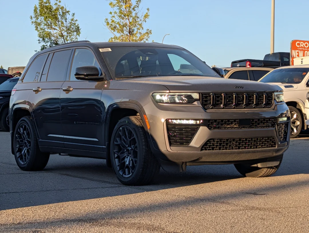 New 2026 Grey Jeep Summit - - 4x4 - Advanced ProTech Group IV - Palermo Leather Seats - Head-Up Display & More! image 2