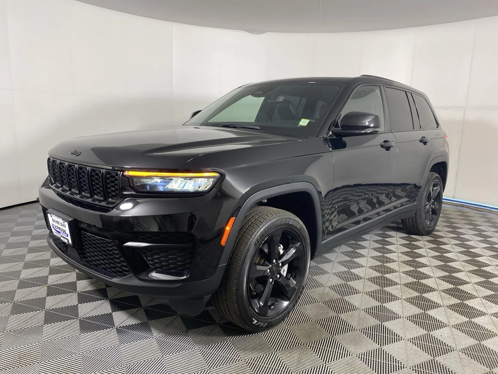Used 2024 Diamond Black Crystal Pearlcoat Jeep Altitude X image 11