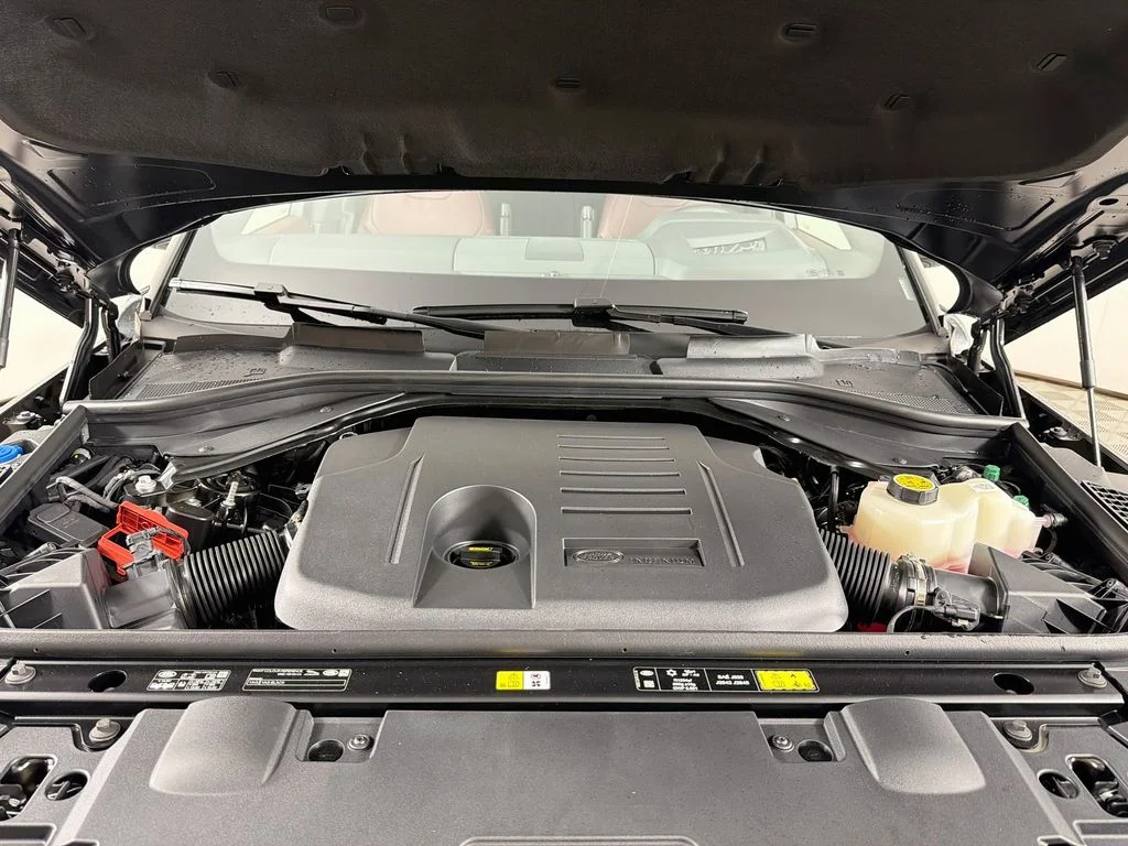 New 2027 Santorini Black Land Rover Dynamic SE image 32