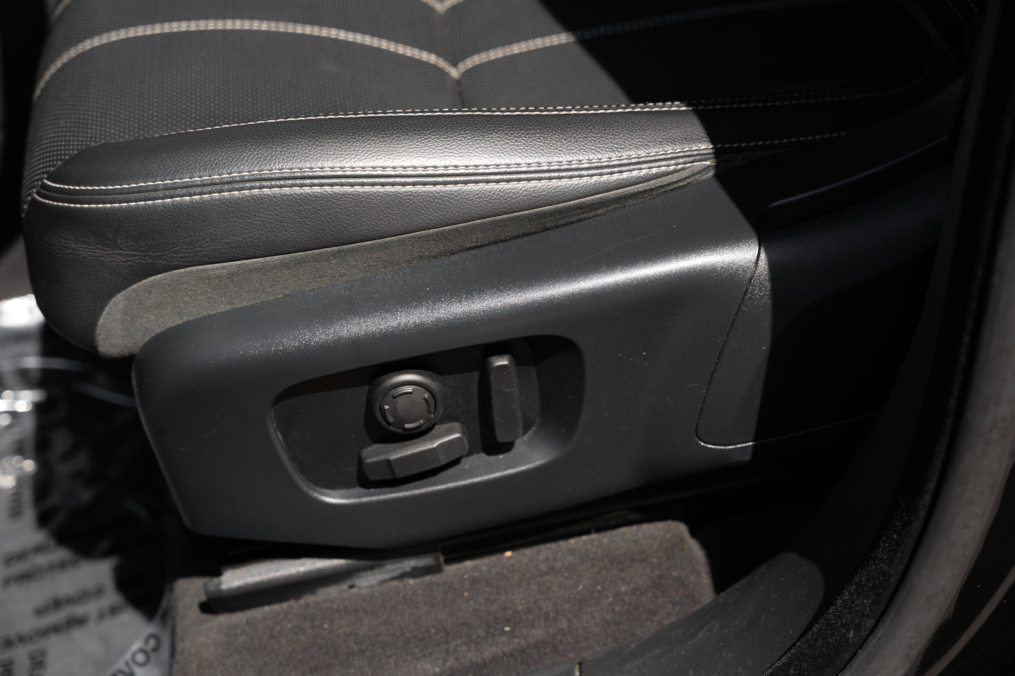 Used 2020 Santorini Black Metallic Land Rover S image 21