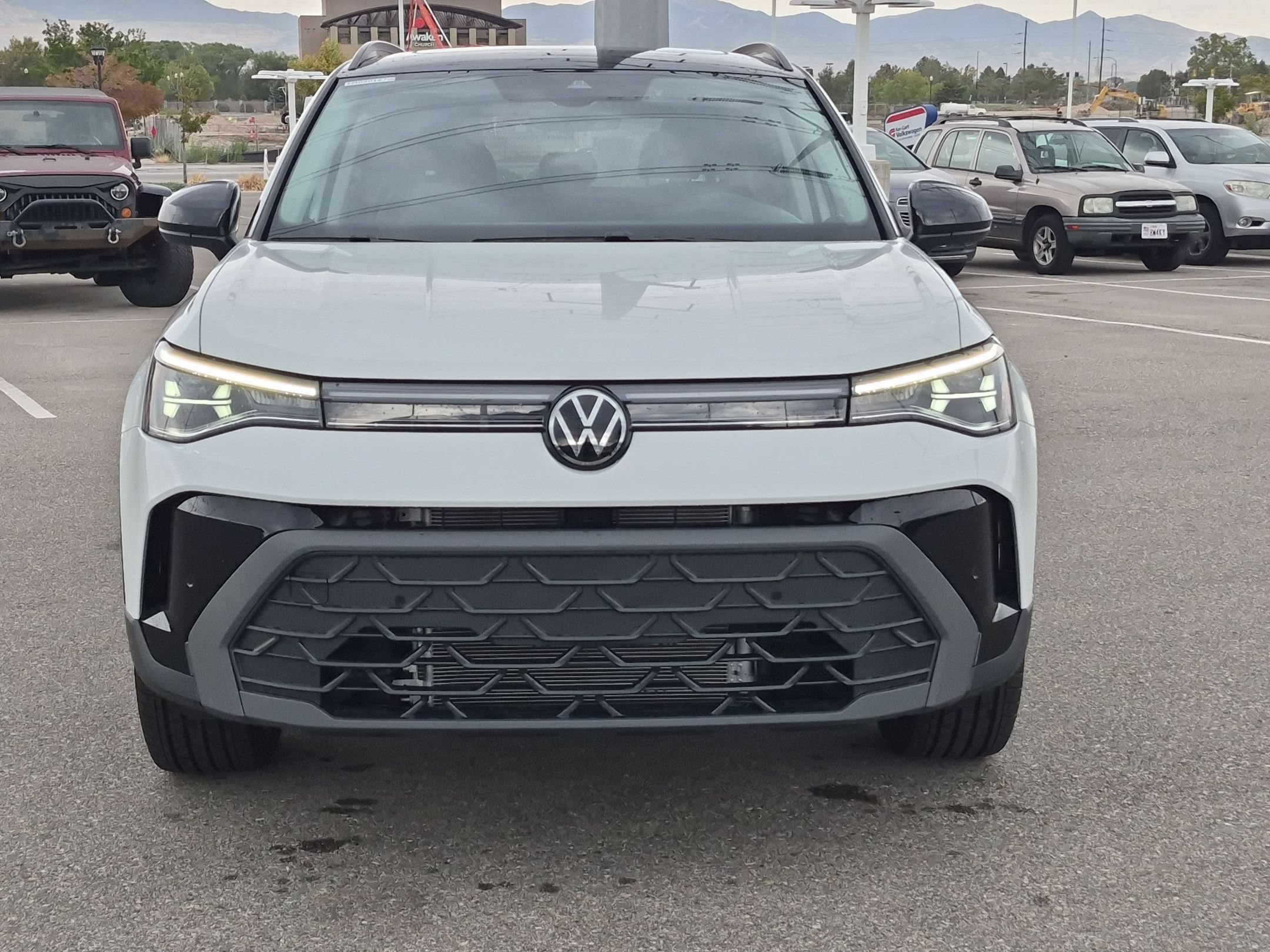 New 2026 Pure White w/Deep Blk Rf Volkswagen SE Black image 9