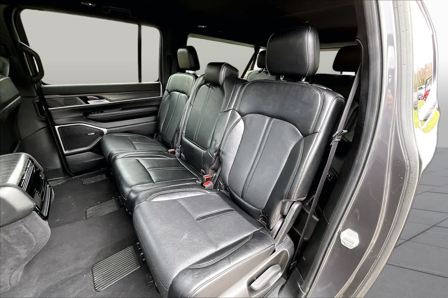 Used 2024 Baltic Gray Metallic Clearcoat Jeep Series II image 21