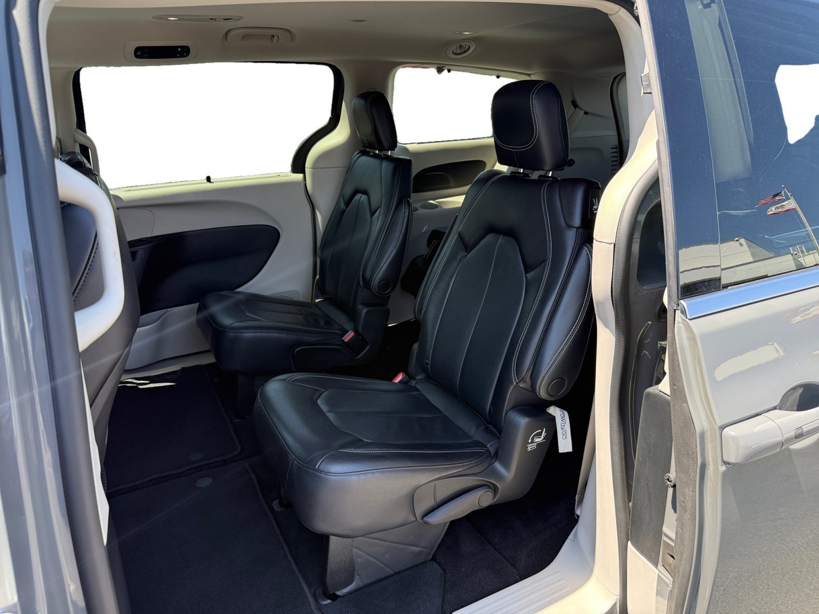 Used 2022 Ceramic Gray Clearcoat Chrysler Touring L image 16