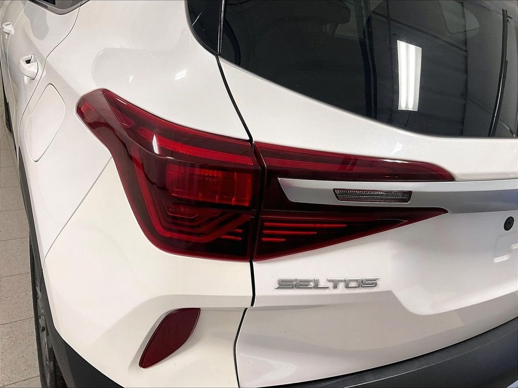 Used 2023 White Kia S image 33