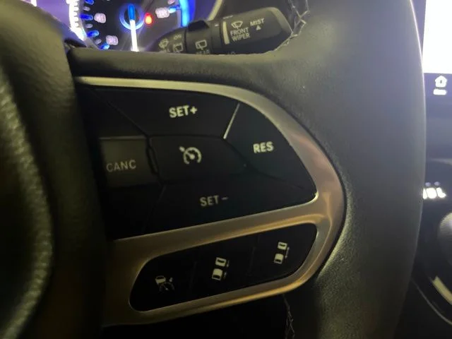 Used 2025 Diamond Black Chrysler Select image 14