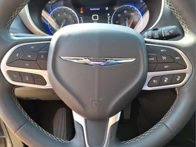 Used 2025  Chrysler Select image 15