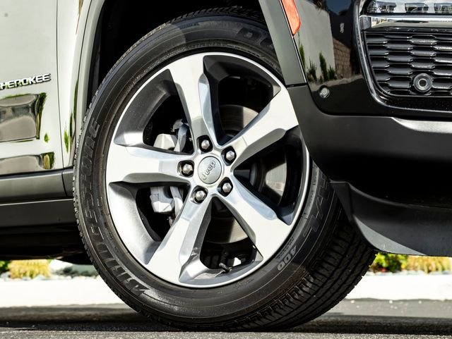 Used 2022 Diamond Black Crystal Pearlcoat Jeep Limited image 6