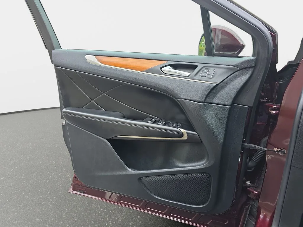 Used 2017 Red Lincoln Reserve image 27