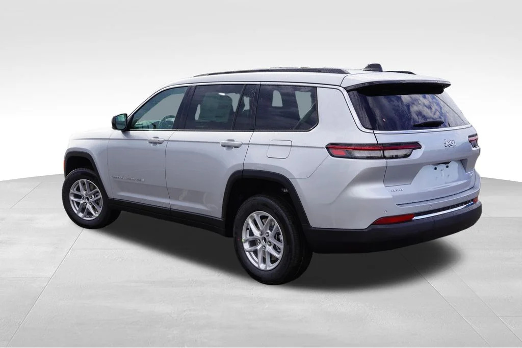 New 2026 Silver Zynith Exterior Paint Jeep Laredo image 5