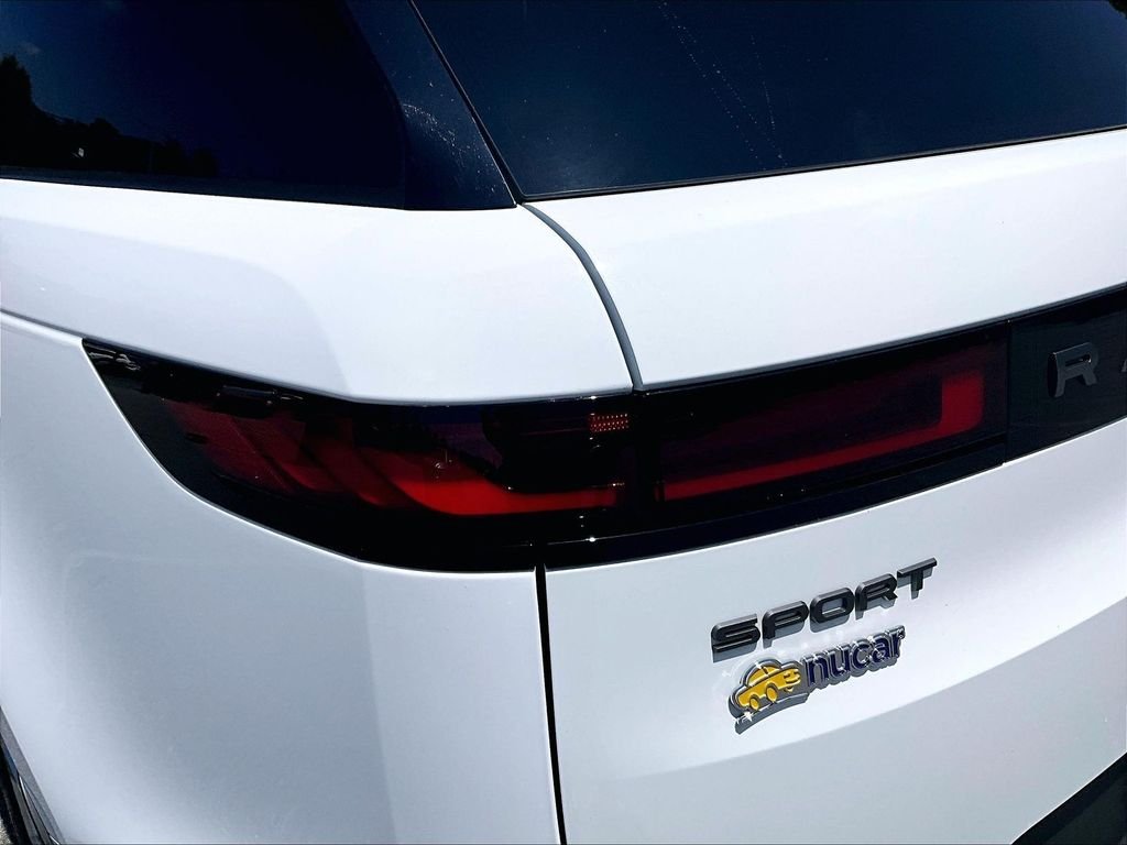 Used 2023 White Land Rover SE image 34