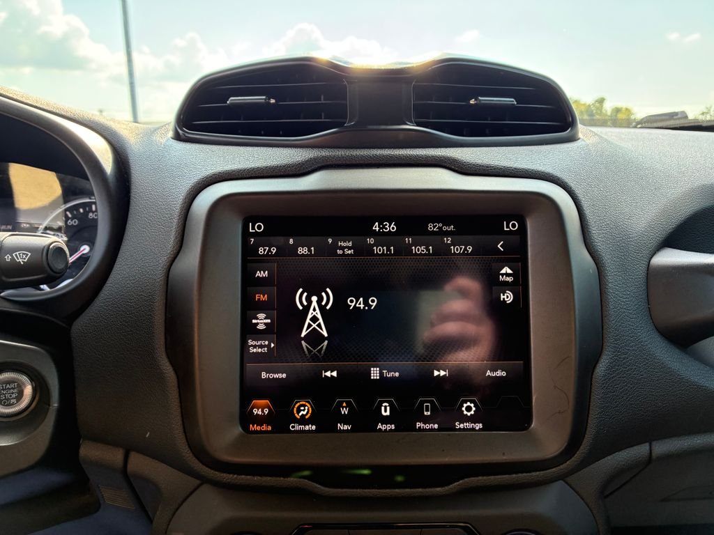 Used 2023 White Jeep Latitude image 13