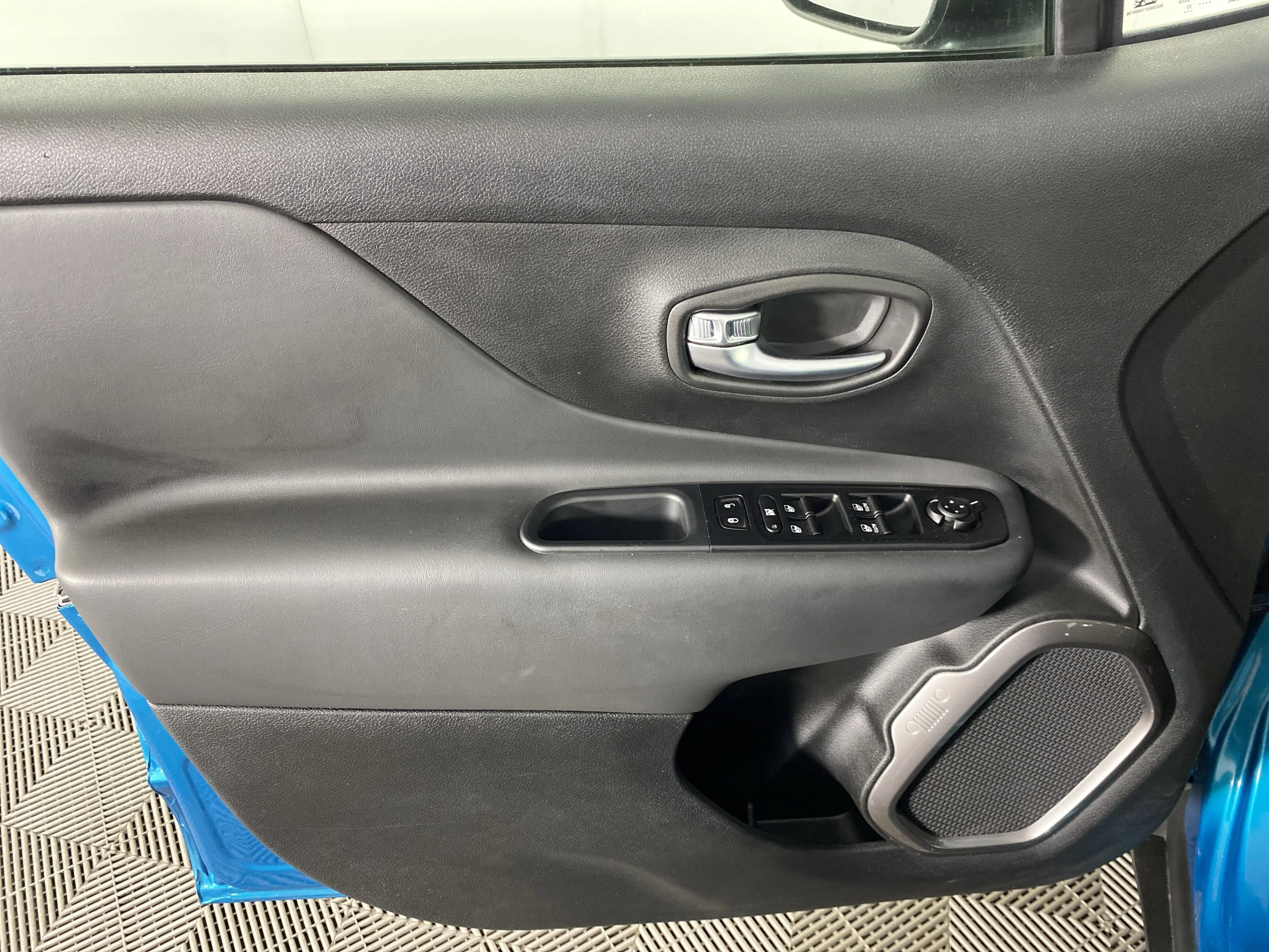 Used 2022 Bikini Metallic Clearcoat Jeep Latitude image 14