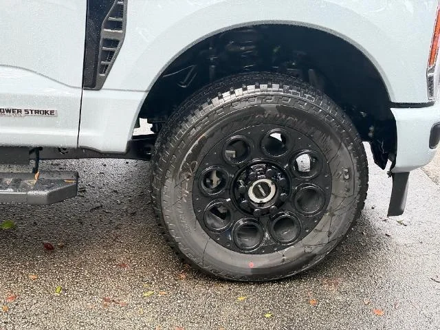 New 2027 Glacier Gray Metallic Tri-Coat Ford F-250® Lariat® image 34
