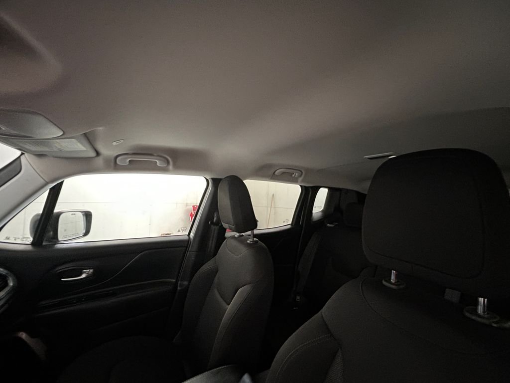 Used 2023 White Jeep Latitude image 25