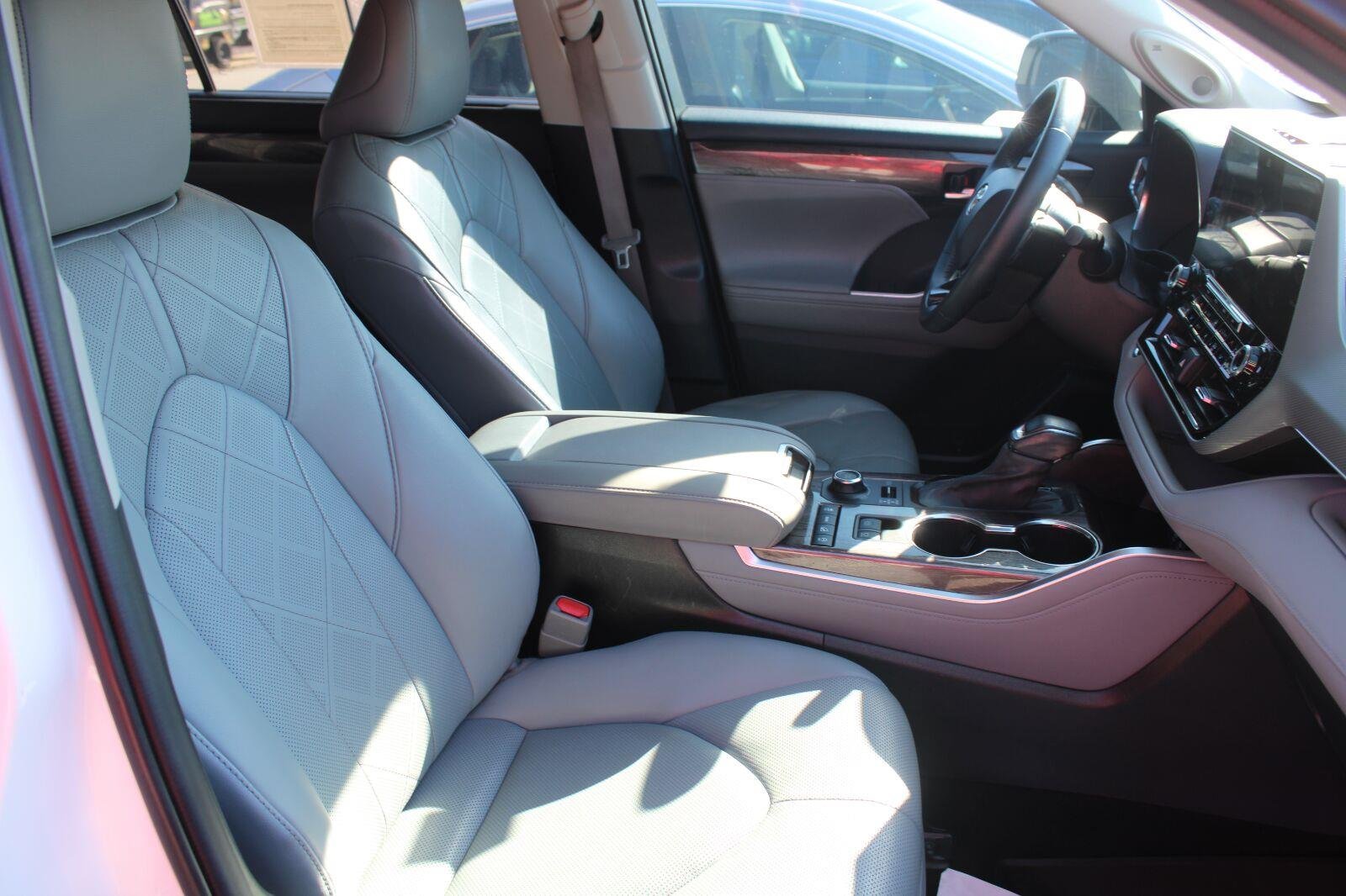 Used 2021 Blizzard Pearl Toyota Platinum image 4