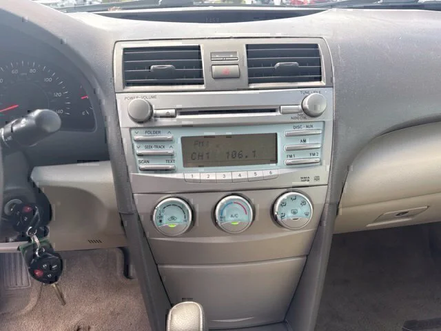 Used 2009 Green Toyota LE image 16