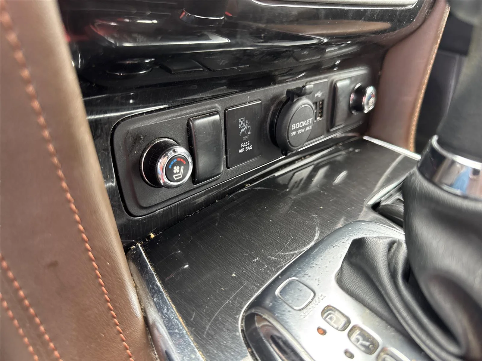 Used 2019 Super Black Nissan Platinum image 11