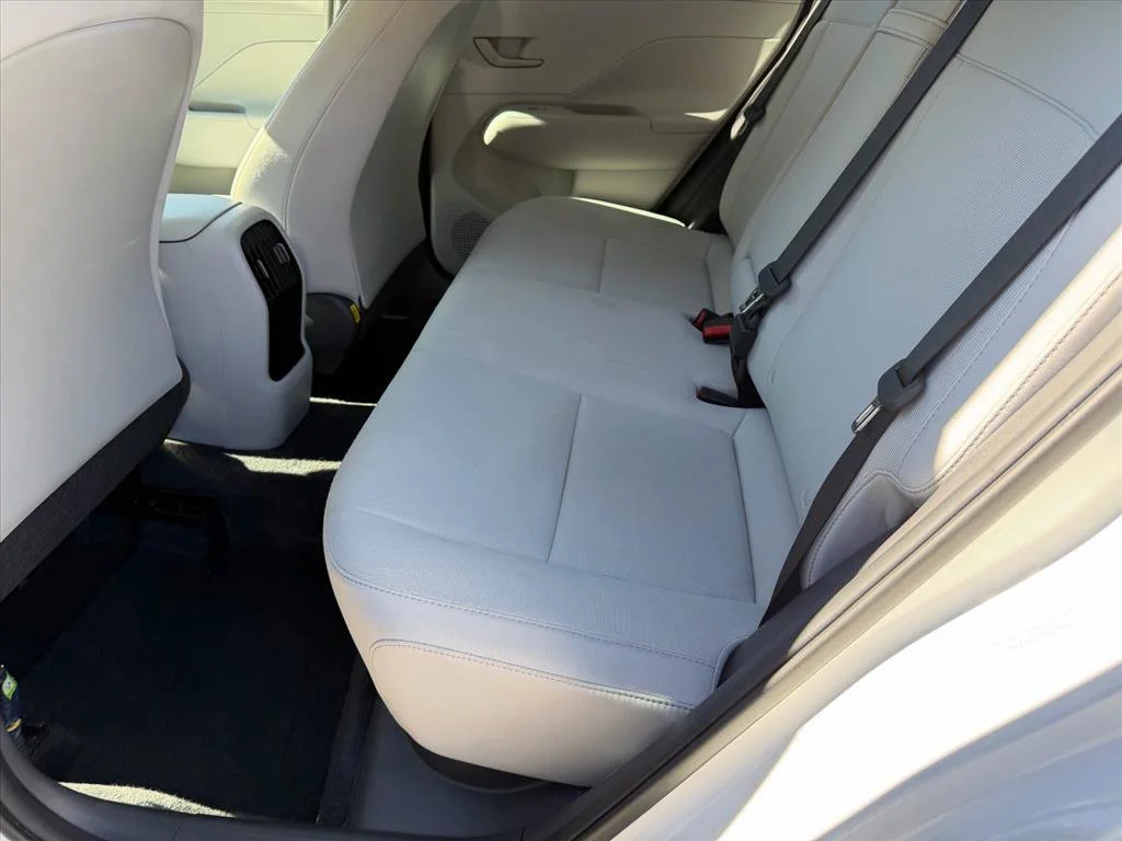 Used 2025 White Hyundai SEL image 10