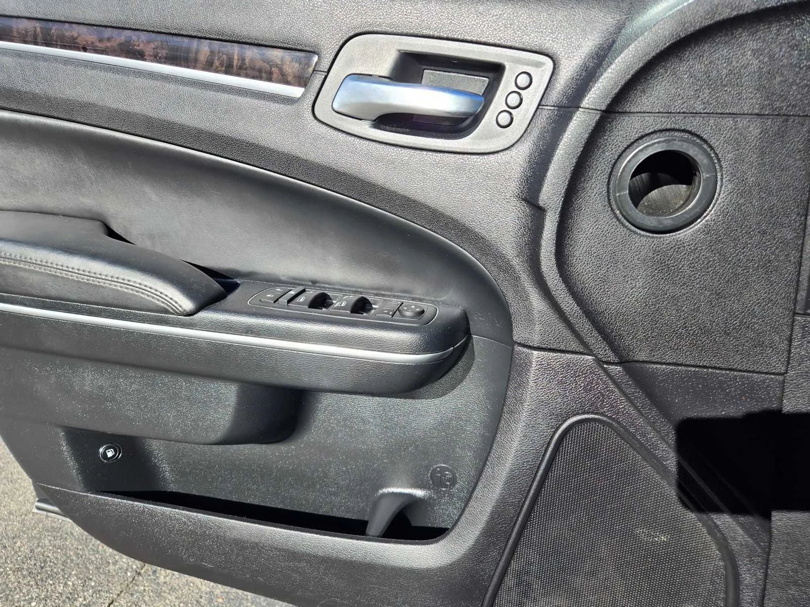 Used 2016  Chrysler 300C image 19