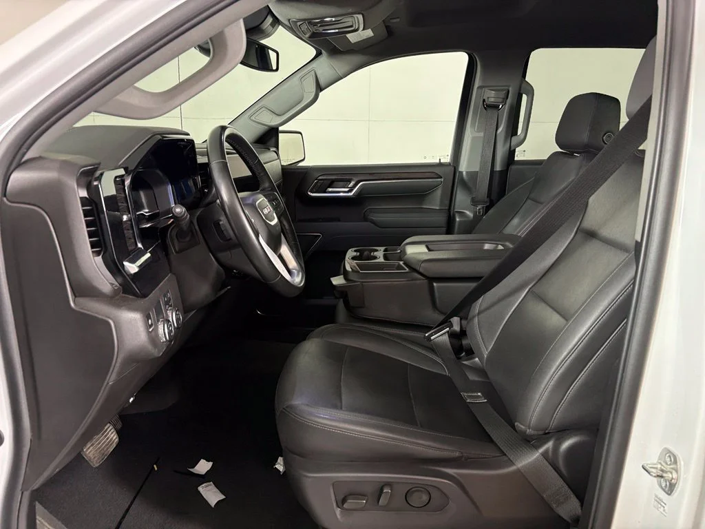 Used 2025 White GMC SLT image 17