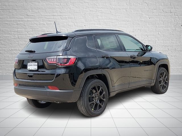 New 2026 Diamond Black Crystal Pearl-Coat Exterior Paint Jeep Latitude image 4