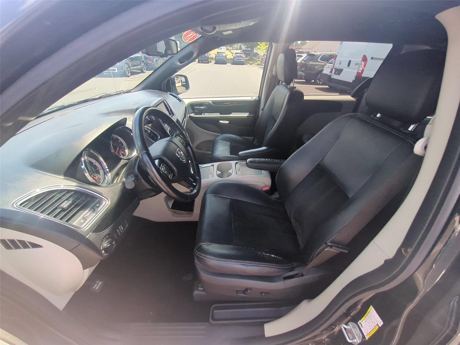 Used 2018 Black Onyx Crystal Pearlcoat Dodge SXT image 33