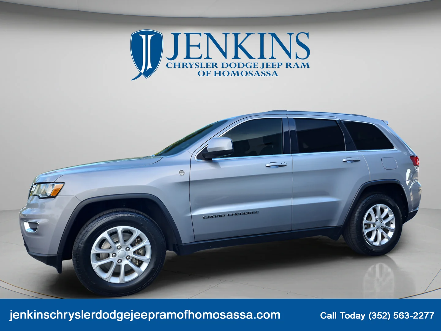 Used 2021 Billet Silver Metallic Clearcoat Jeep Laredo E image 9