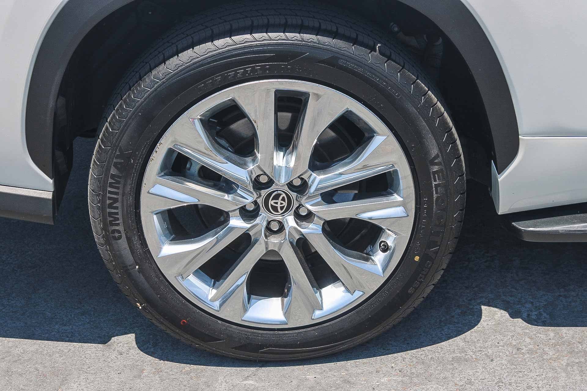 Used 2023 Wind Chill Pearl Toyota Limited image 12