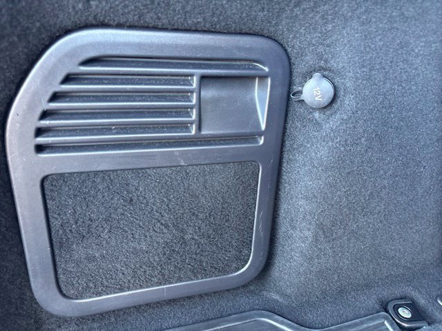Used 2017  Land Rover SE image 35