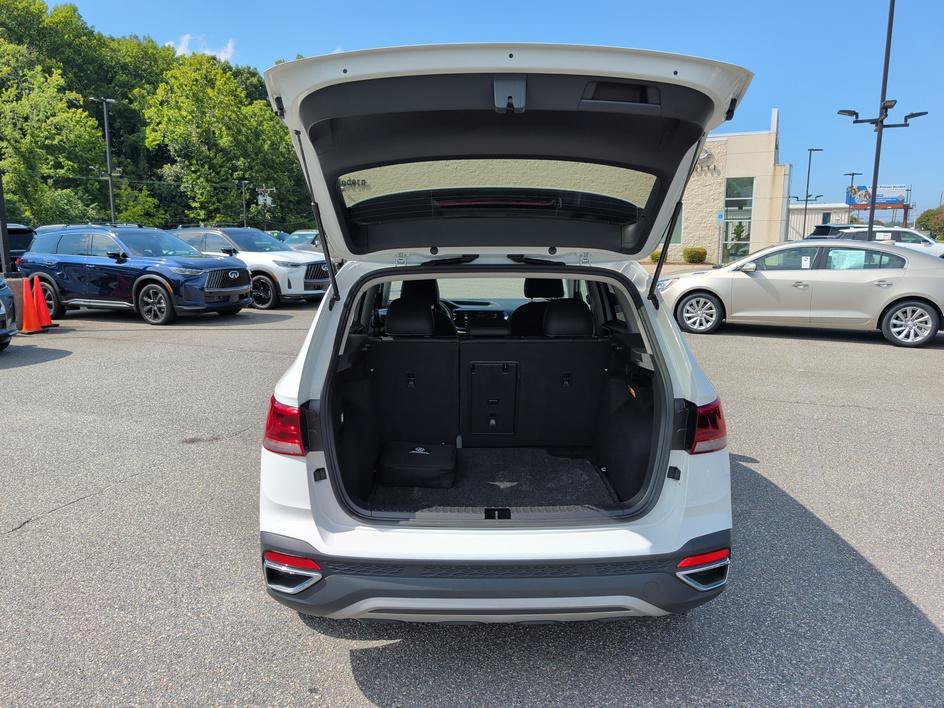 Used 2022 Pure White Volkswagen SE image 15