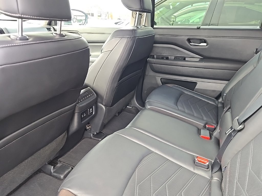 Used 2024 White Nissan Platinum image 15
