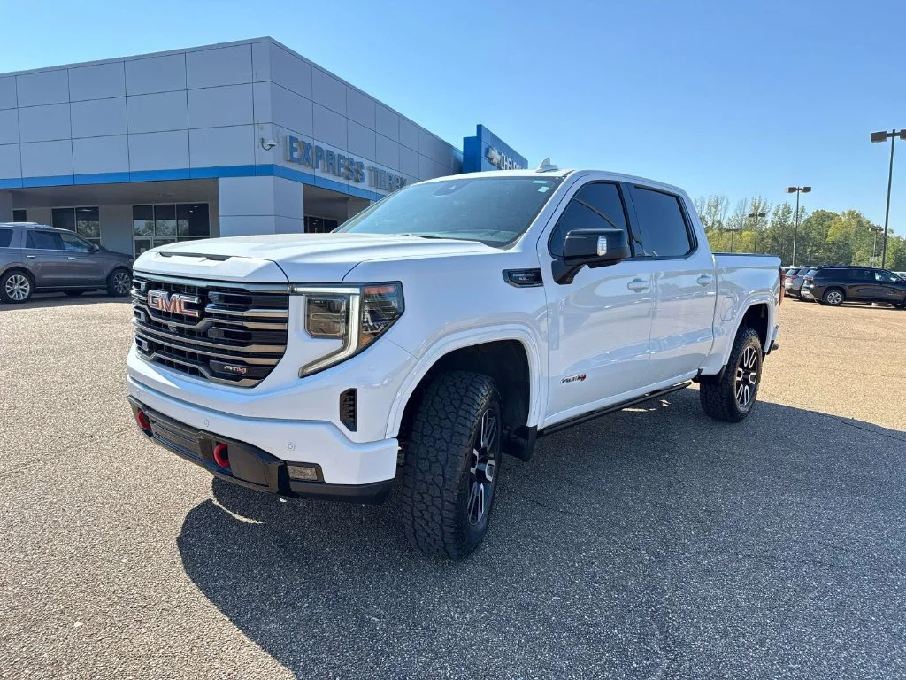 Used 2024 White GMC AT4 image 3