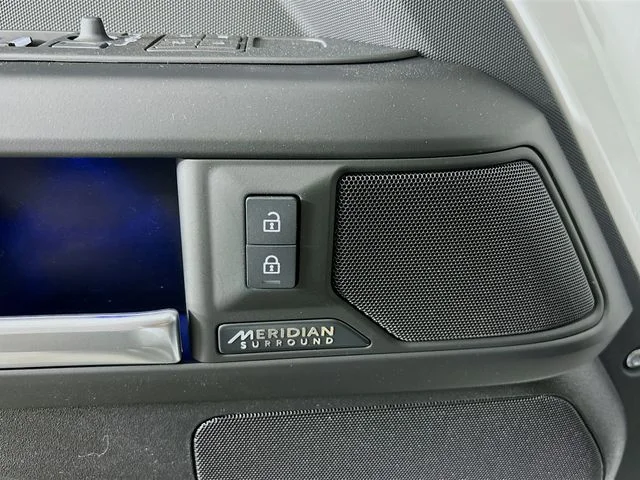 New 2026 White Land Rover X-Dynamic SE image 20