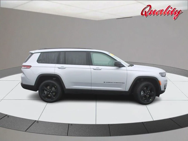 New 2025 Silver Zynith Exterior Paint Jeep Limited image 2